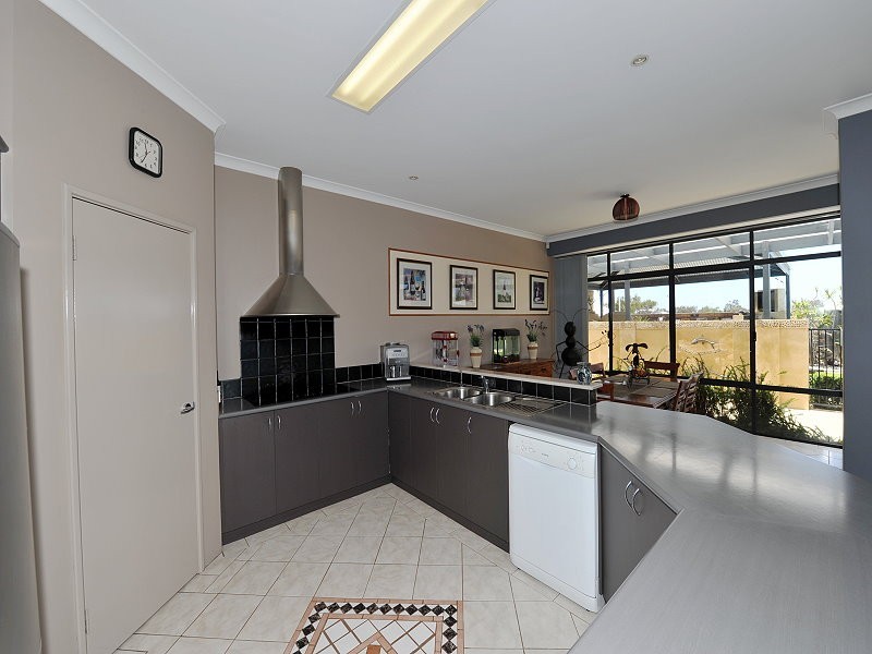 8 Karon Vista, Halls Head WA 6210