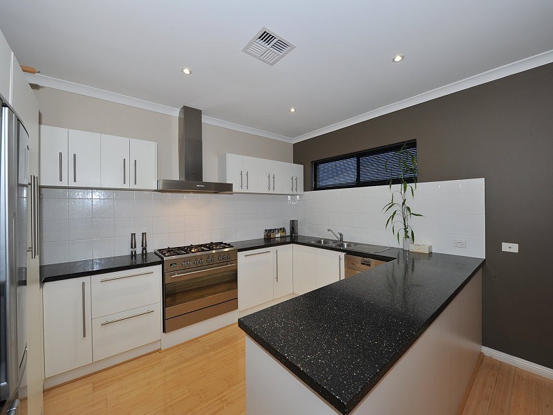 24 Sugarwood Terrace, Halls Head WA 6210