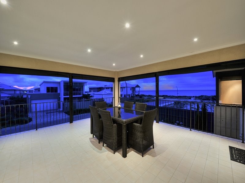 24 Sugarwood Terrace, Halls Head WA 6210