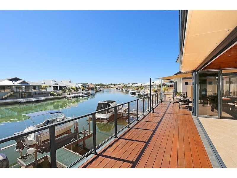 8 Syrenka Turn, Halls Head WA 6210