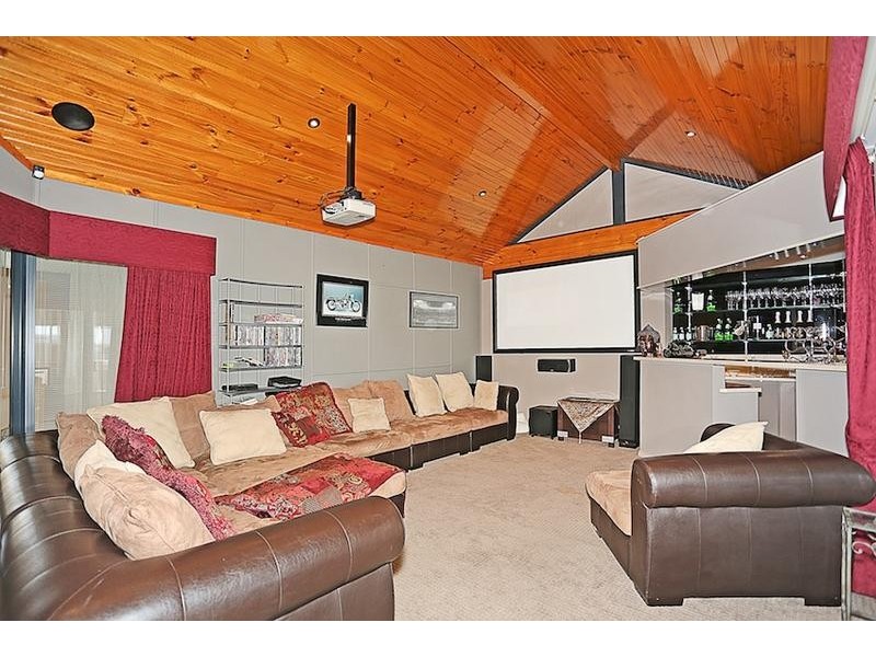 8 Syrenka Turn, Halls Head WA 6210