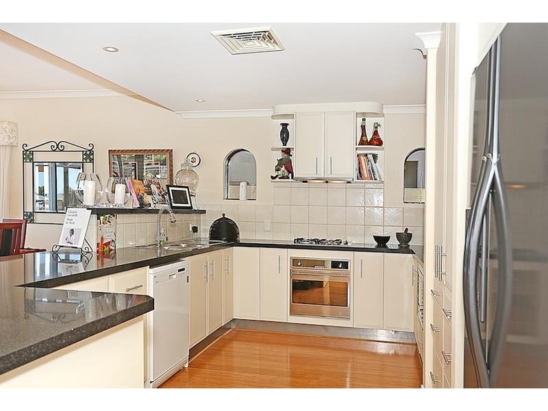 8 Syrenka Turn, Halls Head WA 6210