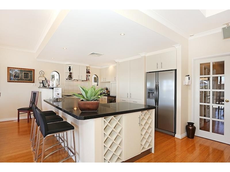 8 Syrenka Turn, Halls Head WA 6210