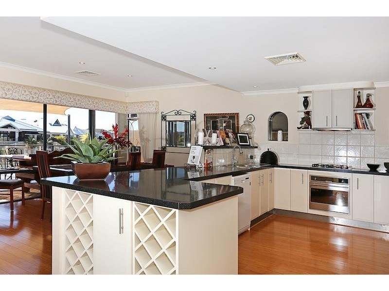 8 Syrenka Turn, Halls Head WA 6210