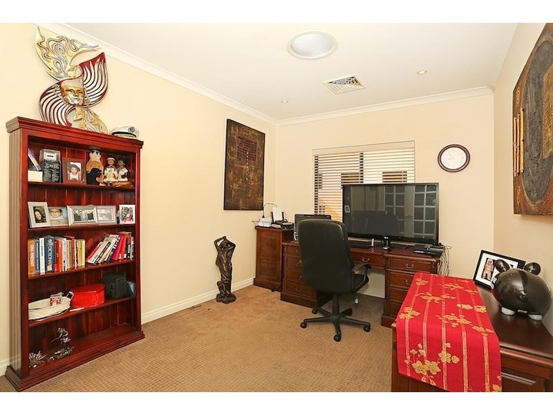 8 Syrenka Turn, Halls Head WA 6210