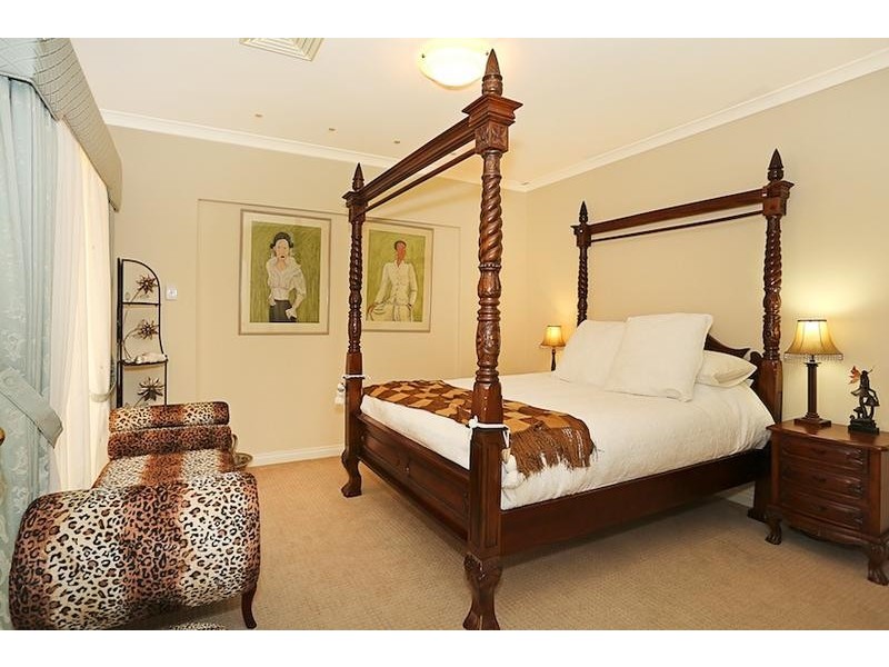 8 Syrenka Turn, Halls Head WA 6210