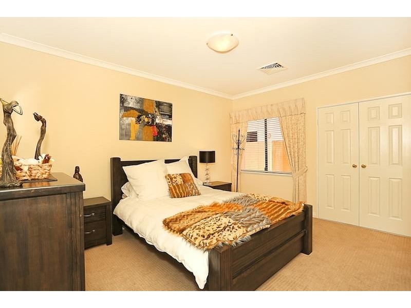 8 Syrenka Turn, Halls Head WA 6210