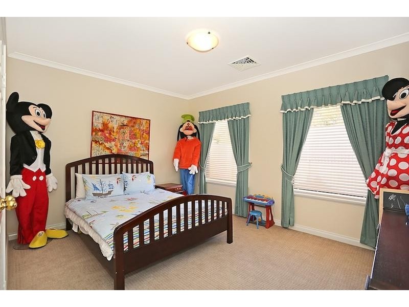 8 Syrenka Turn, Halls Head WA 6210