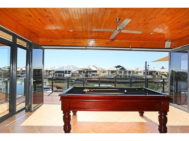 8 Syrenka Turn, Halls Head WA 6210