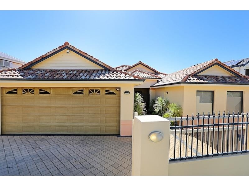 8 Syrenka Turn, Halls Head WA 6210