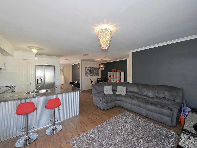 2/5 Hibiscus Rise, Halls Head WA 6210