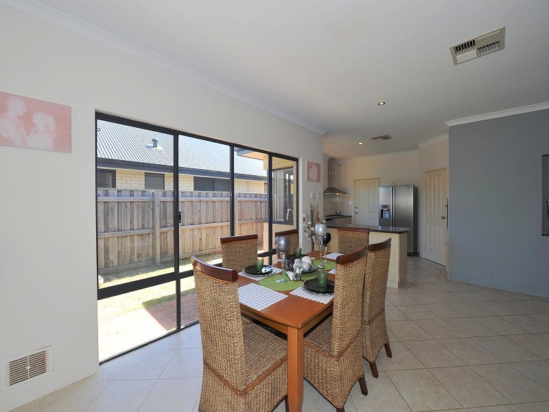 200 Peelwood Parade, Halls Head WA 6210