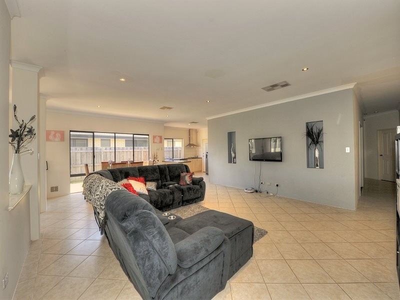 200 Peelwood Parade, Halls Head WA 6210