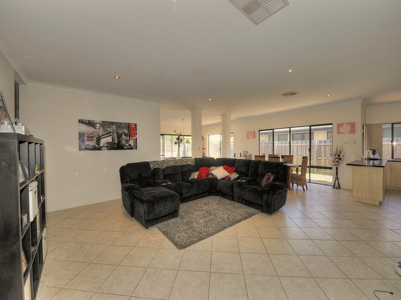 200 Peelwood Parade, Halls Head WA 6210