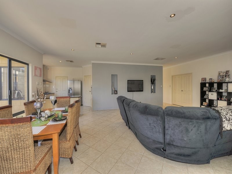 200 Peelwood Parade, Halls Head WA 6210