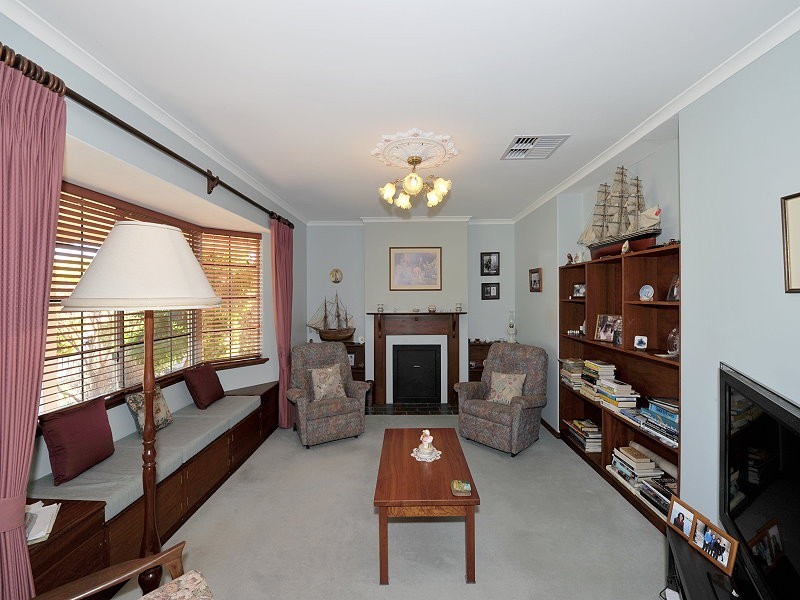 10 Allamanda Way, Halls Head WA 6210