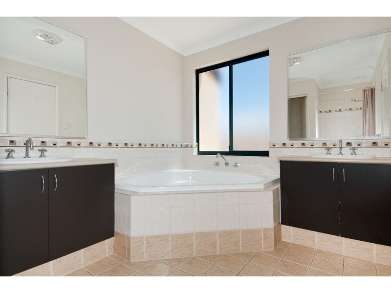 5 Loretta Parkway, Lakelands WA 6180