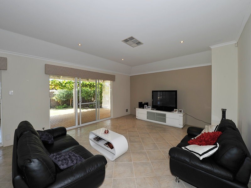 1 Brouwer Trail, Dudley Park WA 6210