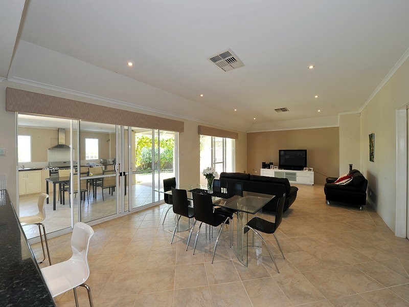 1 Brouwer Trail, Dudley Park WA 6210