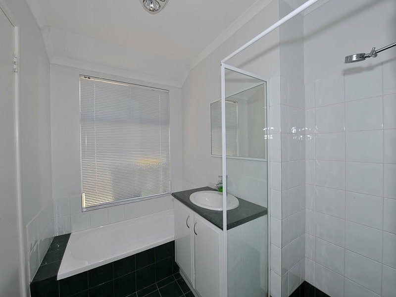 1 Brouwer Trail, Dudley Park WA 6210