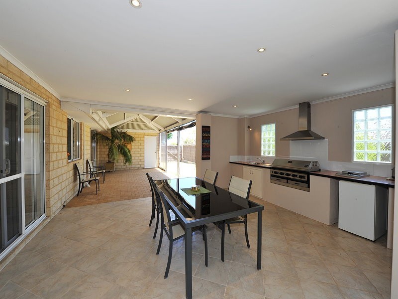 1 Brouwer Trail, Dudley Park WA 6210