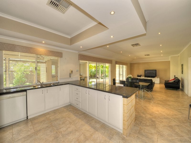 1 Brouwer Trail, Dudley Park WA 6210