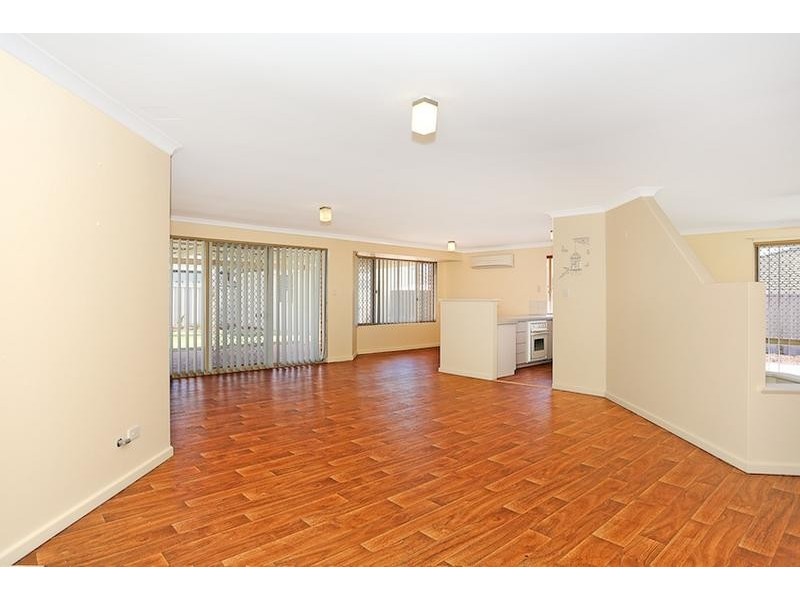 25 Floribunda Avenue, Halls Head WA 6210