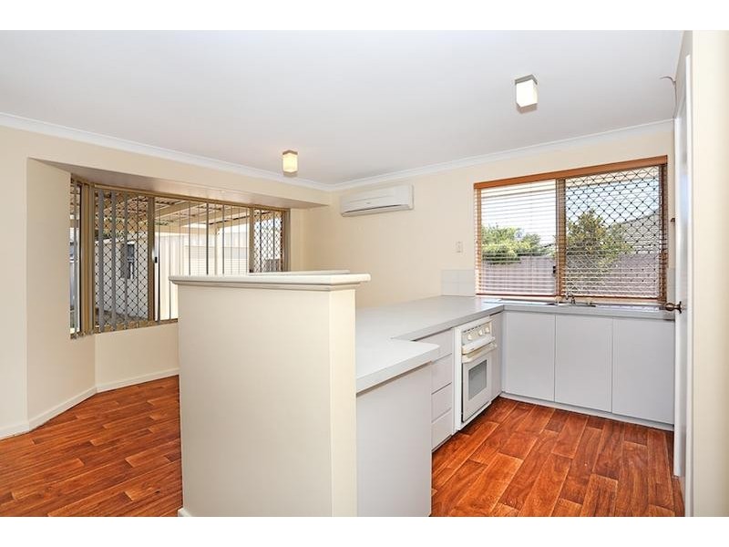 25 Floribunda Avenue, Halls Head WA 6210