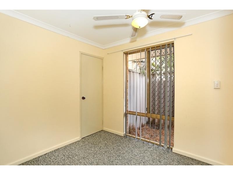 25 Floribunda Avenue, Halls Head WA 6210