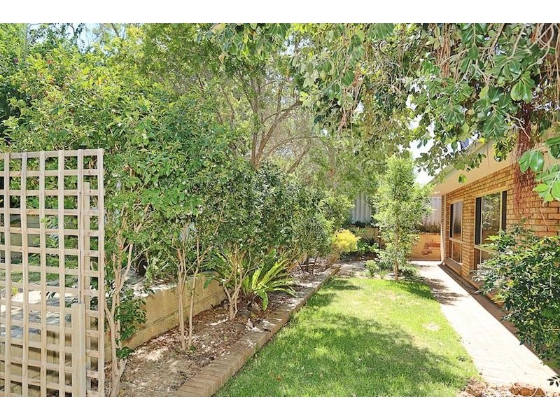 18 Melaleuca Terrace, Halls Head WA 6210