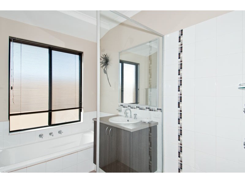 23 Lismore Ridge, Lakelands WA 6180