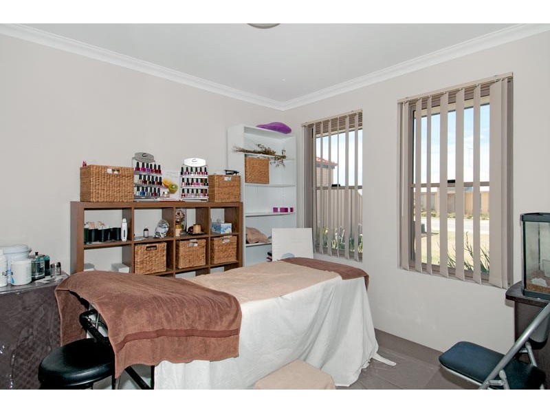 22 Wuraling Pass, Wannanup WA 6210