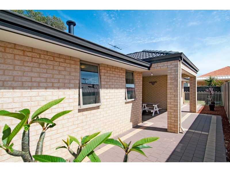 22 Wuraling Pass, Wannanup WA 6210