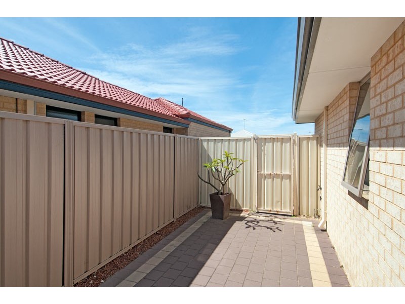 22 Wuraling Pass, Wannanup WA 6210