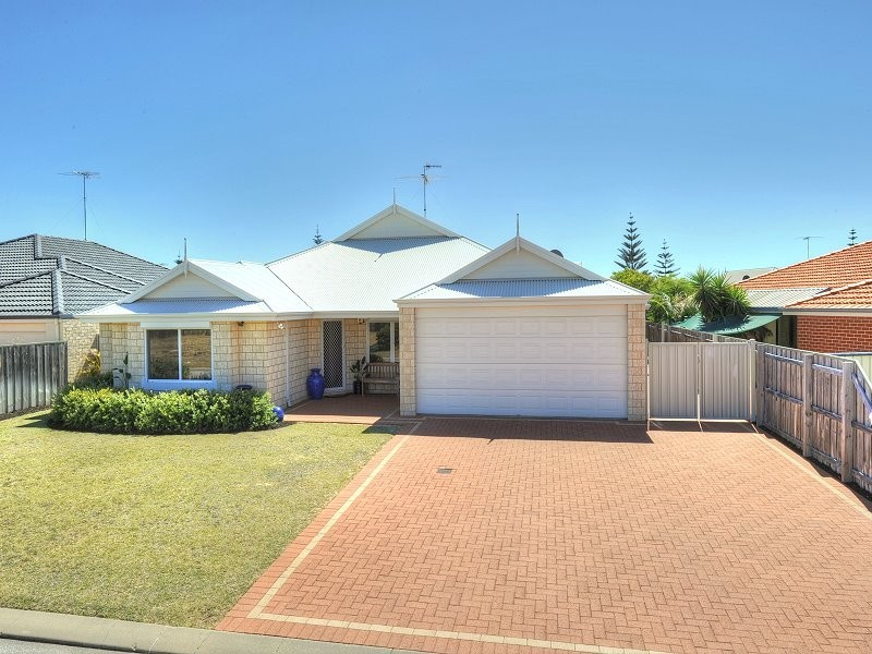 8 Whitegum Pass, Halls Head WA 6210