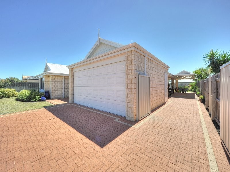 8 Whitegum Pass, Halls Head WA 6210