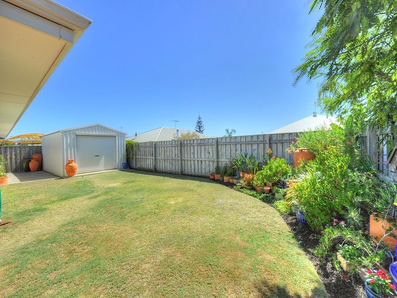 8 Whitegum Pass, Halls Head WA 6210