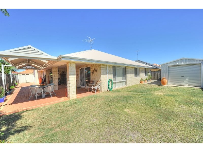 8 Whitegum Pass, Halls Head WA 6210