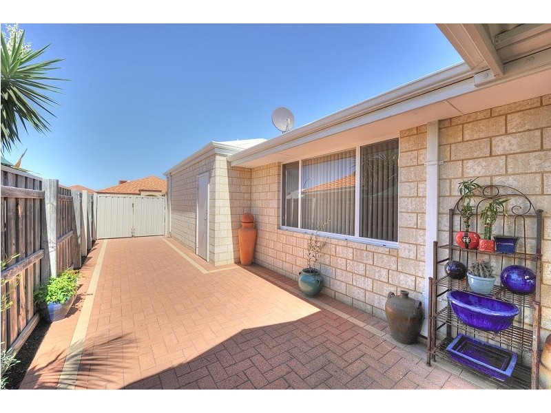 8 Whitegum Pass, Halls Head WA 6210