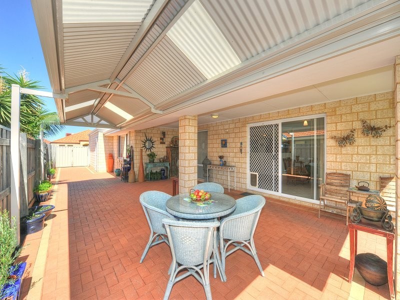 8 Whitegum Pass, Halls Head WA 6210