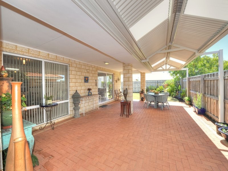 8 Whitegum Pass, Halls Head WA 6210