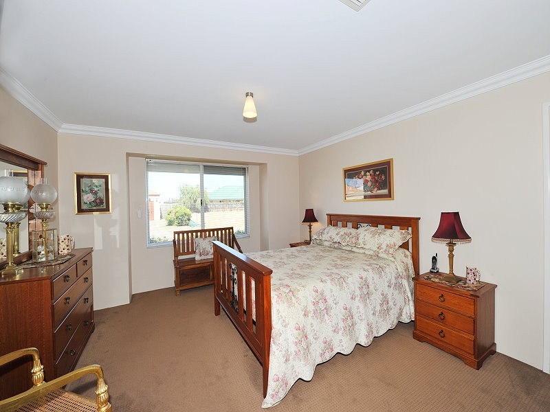 8 Whitegum Pass, Halls Head WA 6210