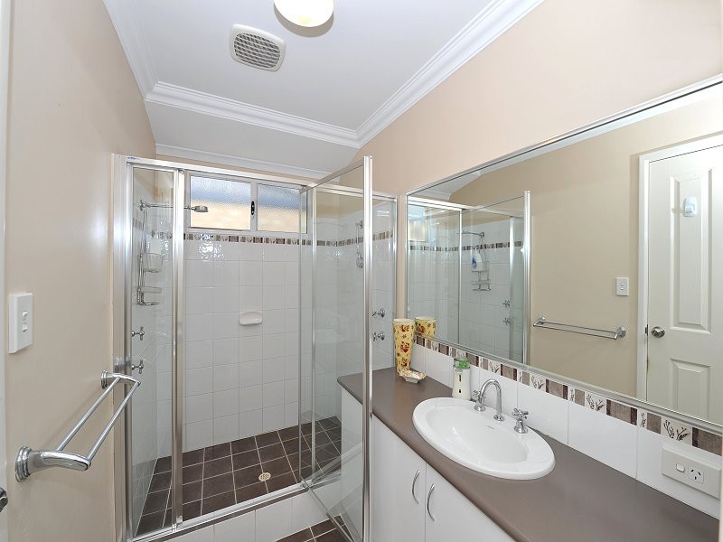 8 Whitegum Pass, Halls Head WA 6210