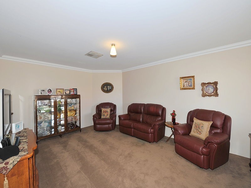 8 Whitegum Pass, Halls Head WA 6210