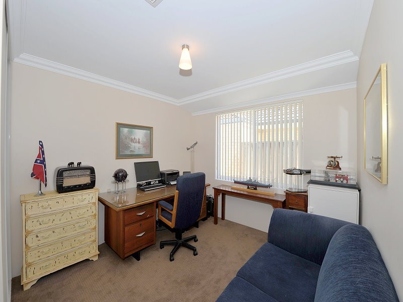 8 Whitegum Pass, Halls Head WA 6210