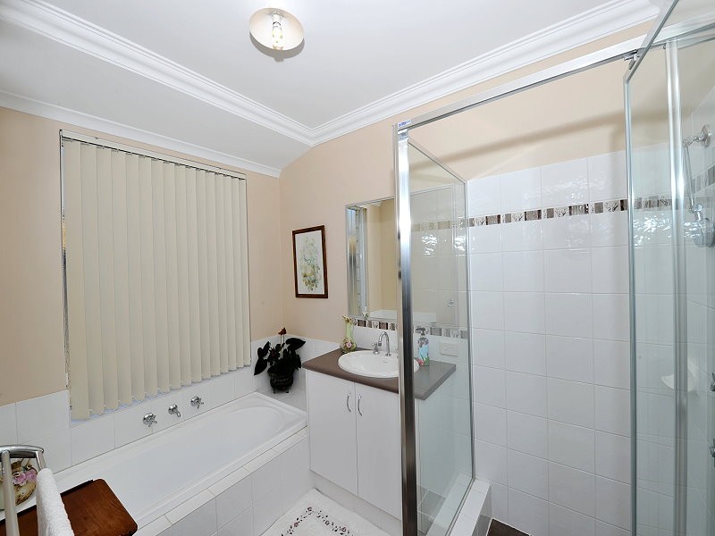 8 Whitegum Pass, Halls Head WA 6210