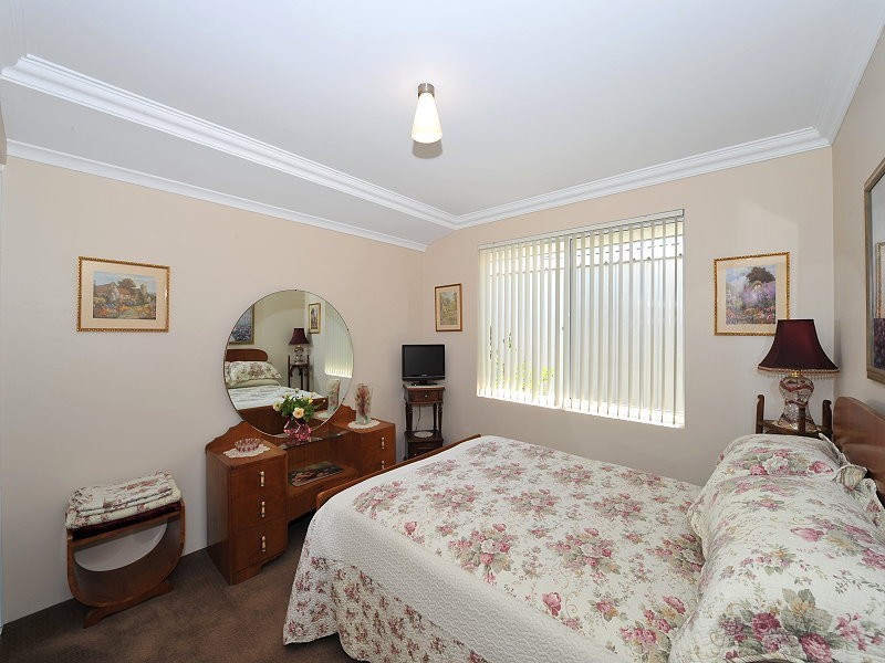 8 Whitegum Pass, Halls Head WA 6210