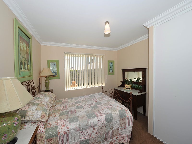8 Whitegum Pass, Halls Head WA 6210