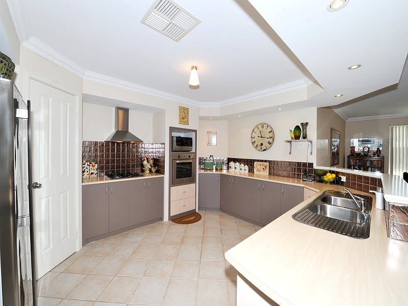 8 Whitegum Pass, Halls Head WA 6210