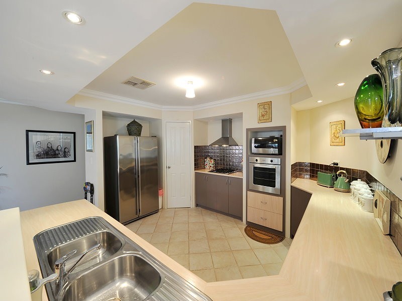 8 Whitegum Pass, Halls Head WA 6210